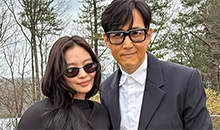 BLACKPINKジェニー、母親がファンのイ・ジョンジェと2ショット…特別な縁