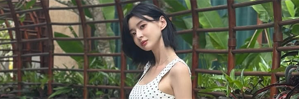 クォン・ナラ、ベトナムのプールできゃしゃなウエストを堂々アピール