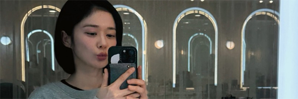 チャン・ナラ、ショートボムに変身…45歳とは思えないビジュアル　「お久しぶりです」