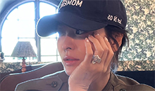 ソン・ヘギョ、さりげないトムボーイルックに大きなダイヤのリング…日常コーデもキラキラ