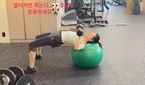 ソン・イェジン、バランスボールの上でバーベル運動…「体幹すごい」