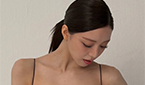 ITZYユナ、黒いスリップドレス姿で「黄金の骨盤ライン」アピール