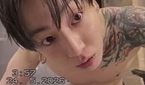 JUNG KOOK、上半身裸で腹筋披露…クールなタトゥーに注目