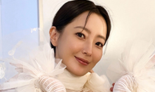49歳キム・ヒソン、大胆シースルー衣装で高級感あふれる美しさ＆童顔ビジュアル披露