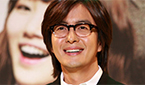 「白髪ロングヘア」ペ・ヨンジュン　また目撃…「妻パク・スジンを優しくサポート」