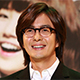 「白髪ロングヘア」ペ・ヨンジュン　また目撃…「妻パク・スジンを優しくサポート」
