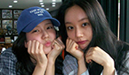 BLACKPINKジス、口を開けて眠るヘリの姿公開…チョン・ホヨンも一緒に友情旅行