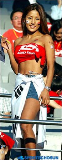 「ミスW杯」ミナが韓日戦をスタンド観戦