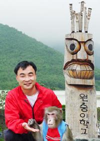 世界フライ級チャンプから「猿の学校」校長に変身した鄭飛源さん