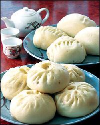 饅頭の王様を食べる「鴻福」