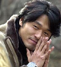 映画『氷雨』で「ウォッカのように」熱い男を演じる李誠宰