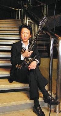 日本のギタリスト布袋寅泰が「m.net」にVJ出演