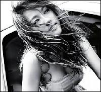 李孝利がセクシー写真集を出版