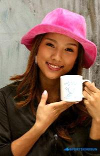 李孝利、マグカップで北朝鮮の子どもたちを支援