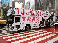 「The TRAX」ラッピングバス、渋谷の街に登場