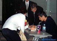 ウォン・ビンのサイン会に韓日のファン数千人が殺到