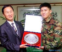 除隊間近の歌手ホン・ギョンミンに兵務庁から感謝状