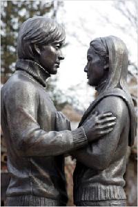 「冬ソナカップル」銅像 南怡島で除幕式