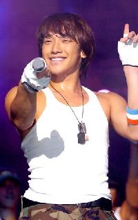 ピ、地震津波被災者に2000万ウォン寄付