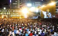 チョー・ヨンピルのソウル市庁前公演に市民5万人熱狂