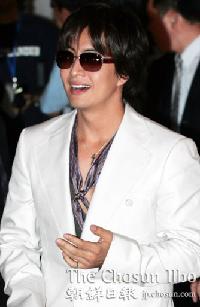 ヨン様、ファンのプレゼント攻撃に嬉しい悲鳴