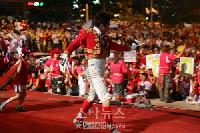パク・シニャン、闘牛士姿で「赤い悪魔」とサッカー応援