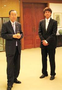 リュ・シウォンが潘基文外交長官と官邸で夕食