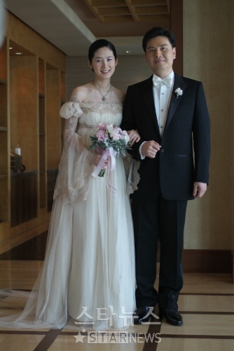 「花嫁」シム・ウナのウェディングドレス姿が公開