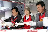 【フォト】ソン・ヘギョ、「赤い食事カー」でボランティア