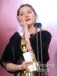 イ・ヨンエ、青龍映画賞主演女優賞の全額を寄付