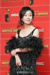 【大韓民国映画大賞】キム・ミスク、黒のロングドレスで登場