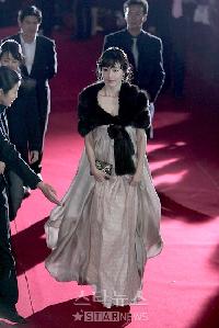【大韓民国映画大賞】キム・ジスはエンパイアスタイルのワンピース