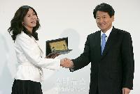 【フォト】ソン・イェジン、統一部長官から感謝牌
