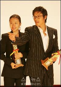【フォト】 チョン・ドヨン&イ・ビョンホン、映評賞で演技者賞受賞