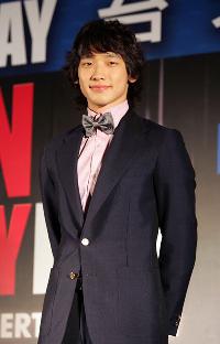 【フォト】歌手ピ、台北で記者会見