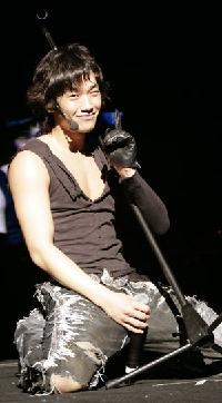 ピ、台湾コンサートで停電、ファンが「3匹の熊」歌い応援