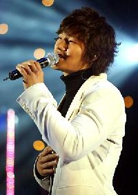 キム・ジョングク、地上波テレビ局3社で歌謡大賞総なめ