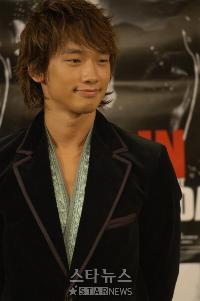 Rain「悪質な噂には強硬対応、たちの悪いネチズンは起訴」