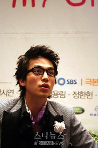 イ・ドンウク、撮影現場を訪れた日本人ファンにご馳走でもてなす