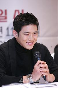 コ・ス、3月2日軍入隊・・・「俺だけの“武器”を得て戻ってくる」