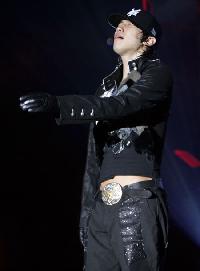 【フォト】ニューヨーク公演で熱唱するRain(2)