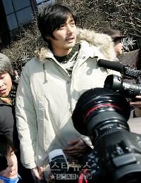 チャン・ドンゴンの「1人デモ」、5分で中断