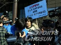 【フォト】5分で終わったチャン・ドンゴンの「一人デモ」