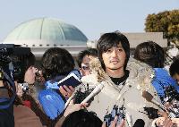 【フォト】チャン・ドンゴン1人デモで“熾烈な取材合戦”