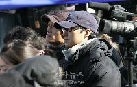 【フォト】極寒の中、沈痛な表情の映画人たち