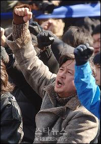 【フォト】スローガン叫ぶ映画人たち