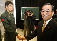 【フォト】国防部長官、芸能兵士ユン・ゲサンと握手