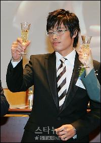 【フォト】イ・ビョンホン「韓仏の友情のために乾杯」