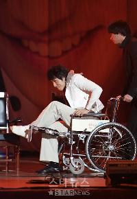 【フォト】イ・ドンウク、車いすでファンミーティングに参加