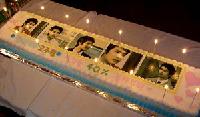 コ・ジュウォン、熱烈ファンが贈った2メートルの特大ケーキにカンゲキ!